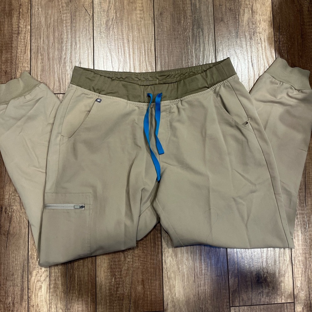 Figs Women’s Zamora Jogger Scrub Pants in Sandstone